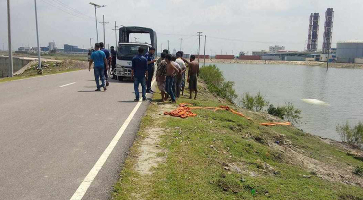 ডোবায় লেগুনা পড়ে চালক নিহত , আহত ১০